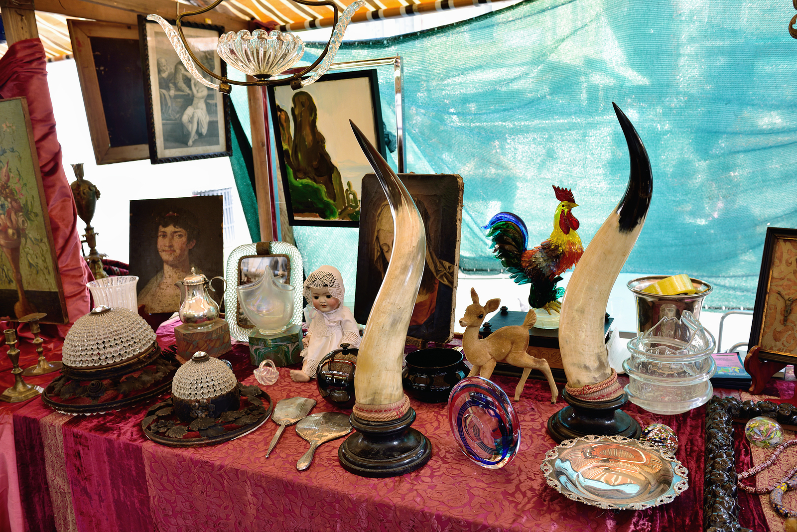 How to Become an Antique Dealer