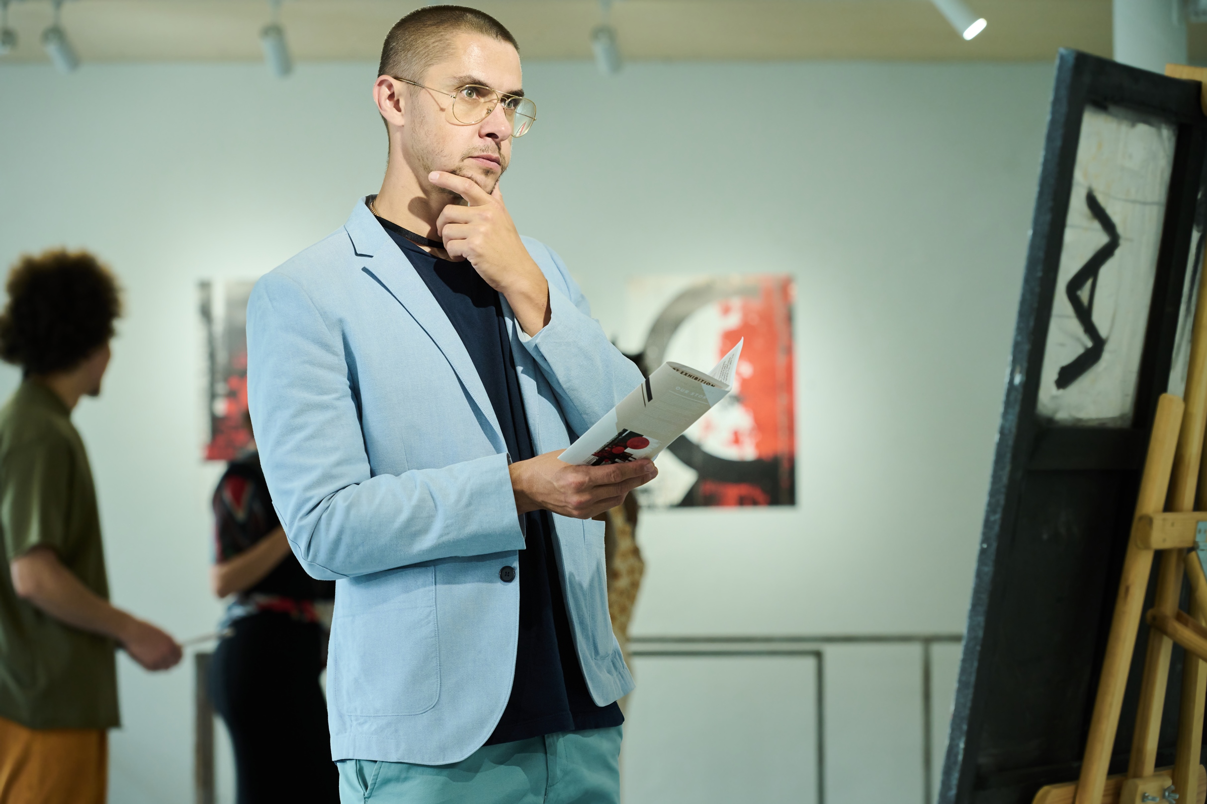 How to Vet a Contemporary Art Consultant? Red Flags to Watch For